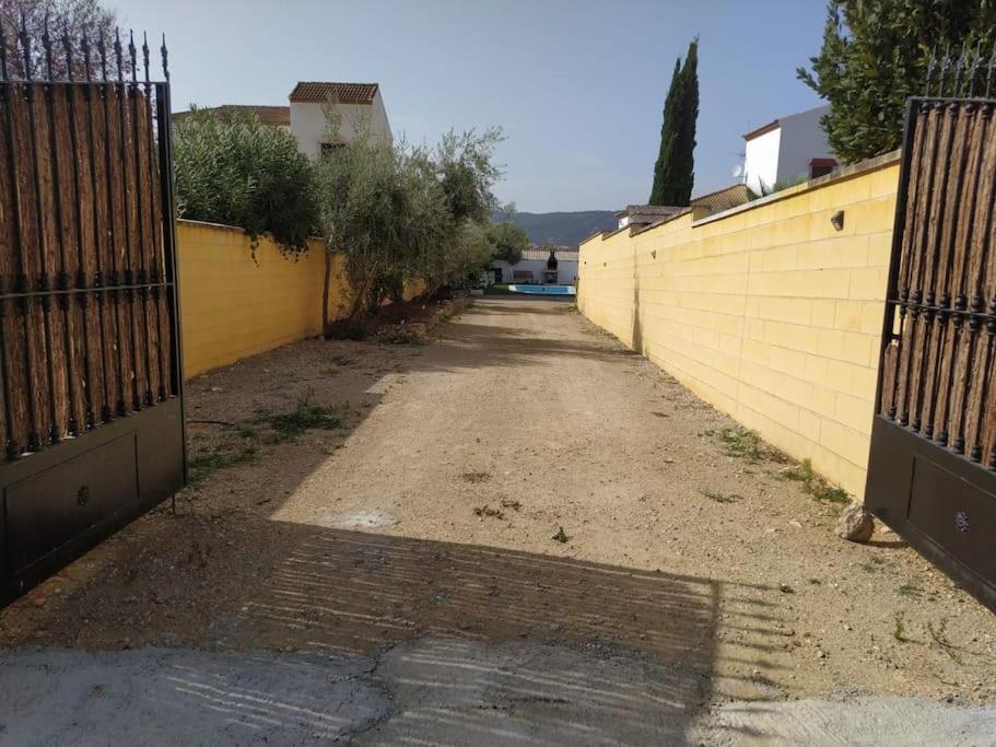 Agradable Casa Con Piscina En La Serrania. Arriate Luaran gambar